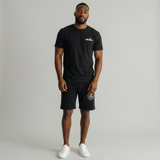 Homme portant un ensemble t-shirt et short noir Fresh & Found Ellesse avec logo et cordon de serrage